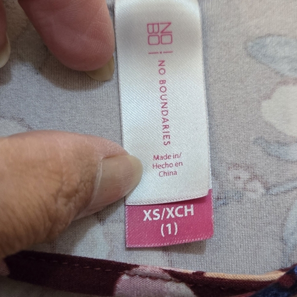 Very pretty, short sleeve blouse. Crisscross v neck. Extra small. Very soft - Picture 2 of 4